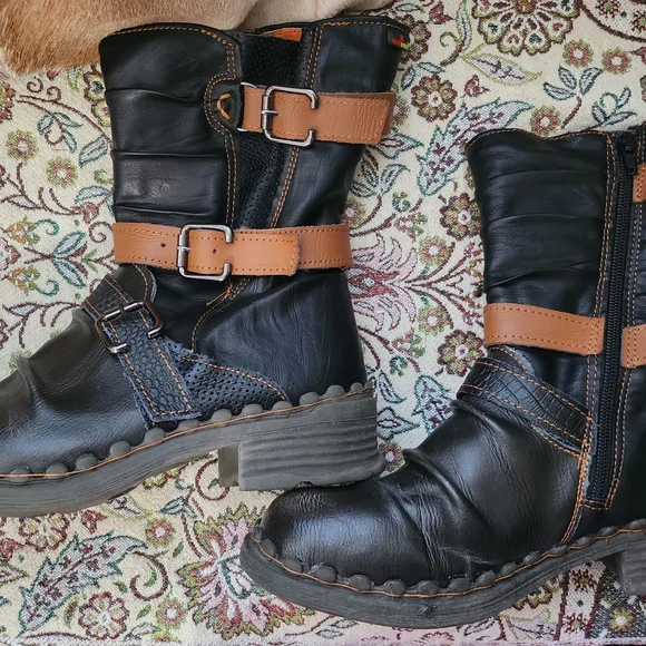 Black and Brown Women's Boots - Picture 4 of 8